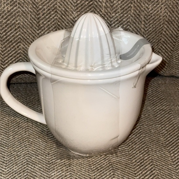 NWT Rae Dunn White Ceramic Large Citrus Juicer SQUEEZE - Picture 2 of 2